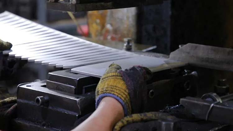 Full process control in stainless steel cutlery production from raw material to inspection