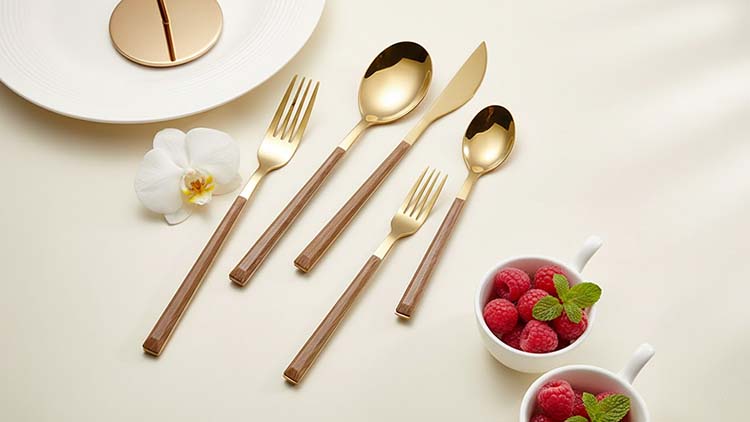 A minimalist photo of the W001 flatware set with its elegant faux-wood ABS handle, styled with a modern ceramic plate.