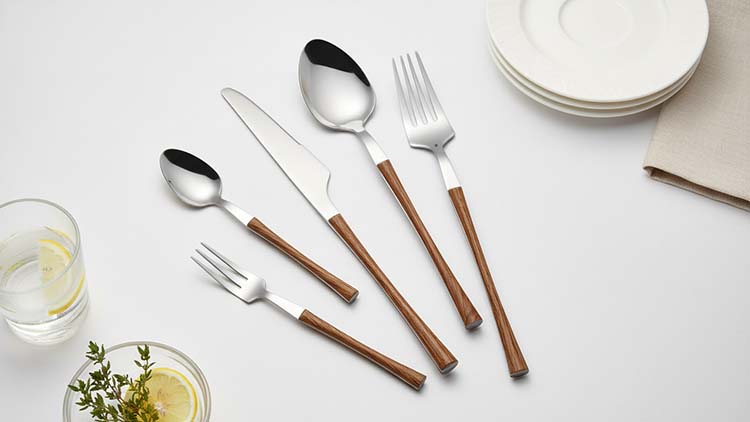 A photo focusing on the unique shape of the W003 handle, perhaps showing it being held to emphasize its ergonomic design.