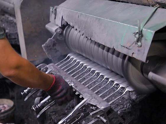 Automatic vs. Hand Polishing in Flatware Manufacturing: Which Is Better?