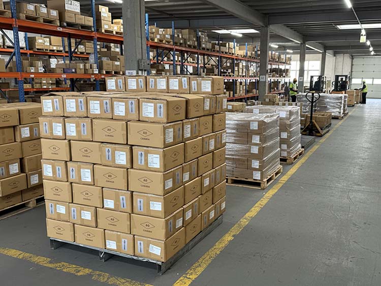 Why Does XR Cutlery Specialize in Wholesale for Global Distributors?