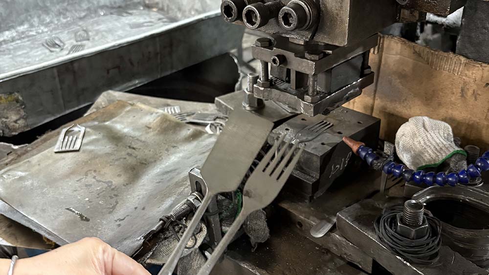 Cutlery Mold Development Timeline A calendar showing a 45-day project timeline